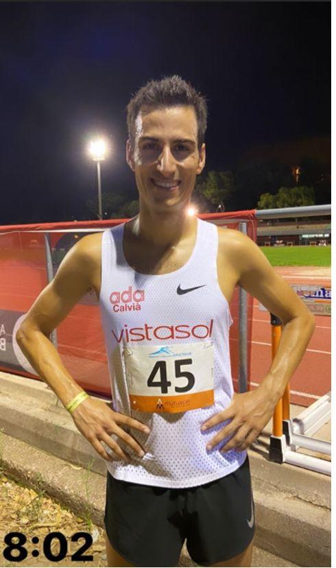 Mario Mola consigue su mejor marca en los 3.000 metros - Noticias Triatlón Mario Mola con el tiempo de Miting de Barcelona