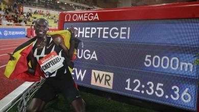Joshua Cheptegei con su tiempo en los 5.000