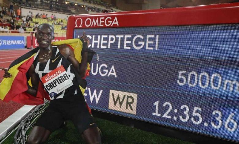 Joshua Cheptegei with his time in the 5.000