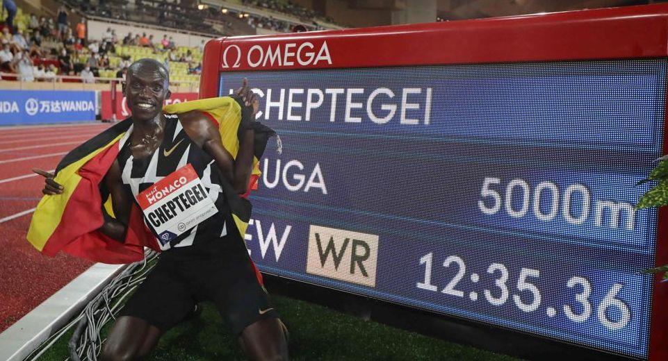 Joshua Cheptegei con su tiempo en los 5.000