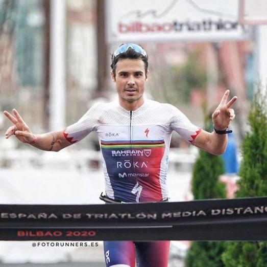 Javier Gómez Noya ganando el Bilbao Triathlon