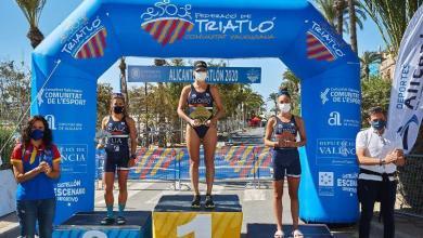 Camila Alonso at the top of the podium of the Alicante Triathlon 2020