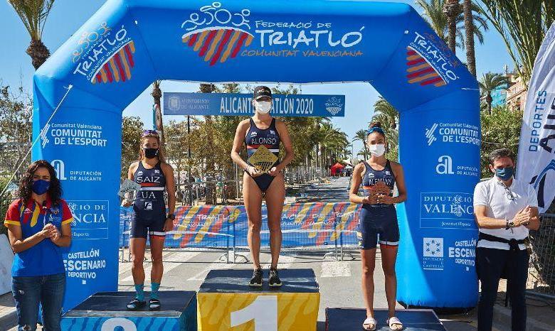 Camila Alonso an der Spitze des Podiums des Alicante Triathlon 2020