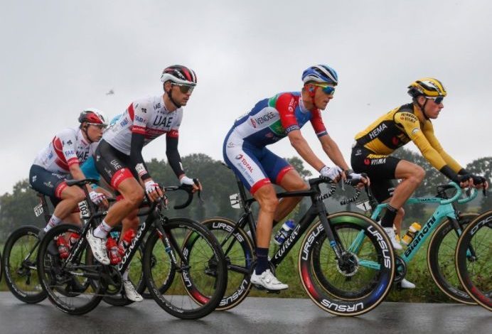 The peloton on the Binck Bank Tour