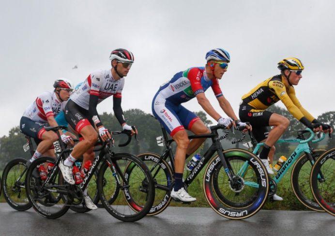 El pelotón en el Binck Bank Tour
