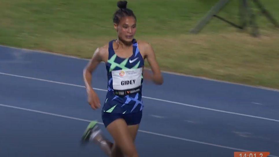 Letesenbet Gidey batiendo el récord del mundo
