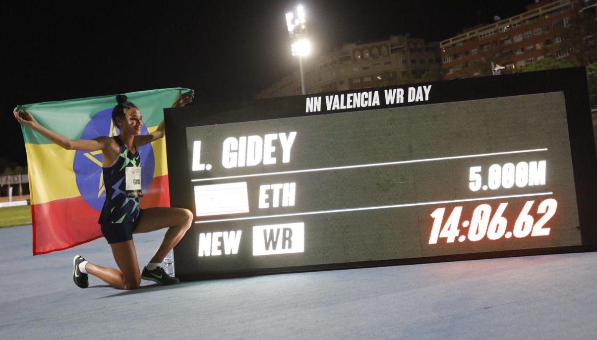 Letesenbet Gidey bate el récord del mundo de 5.000 metros - Noticias Triatlón Letesenbet Gidey 14:06.62 record del mundo de 5.000