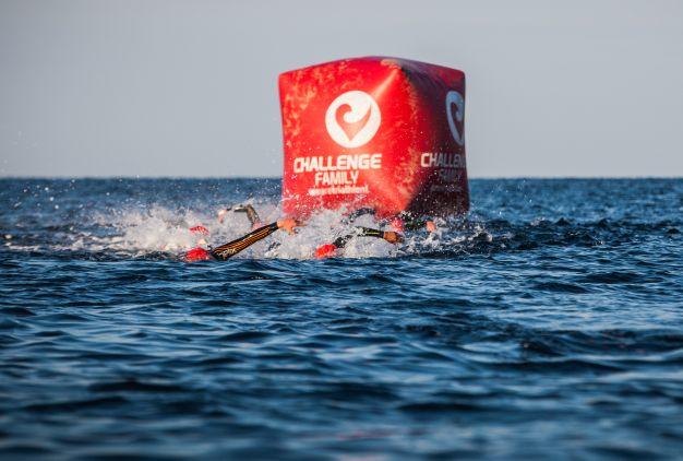 Challenge Peguera Mallorca 2021 ya tiene fecha - Challenge Family Challenge Mallorca-Peguera Noticias Triatlón Boya en el segmento de natación del Challenge Peguera