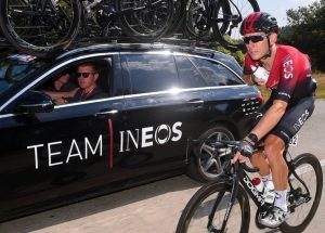 Cameron Wurf junto al coche del INEOS