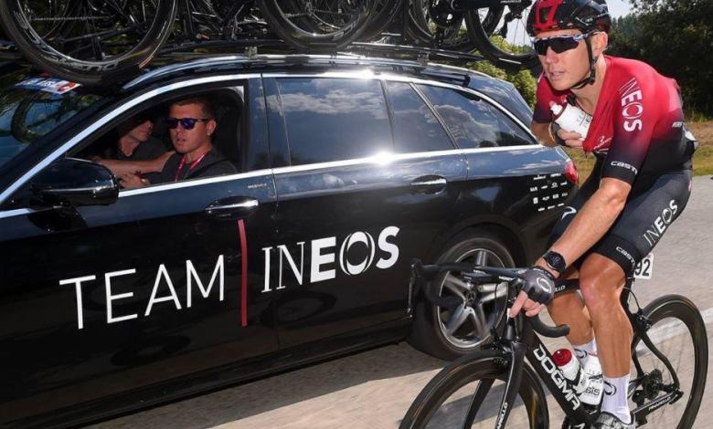 Cameron Wurf junto al coche del INEOS