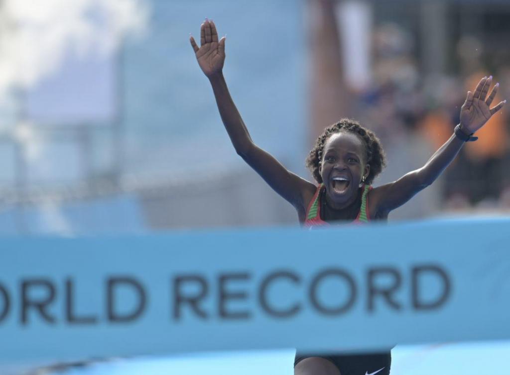 Jepchirchir batiendo el récord del mundo de media maratón