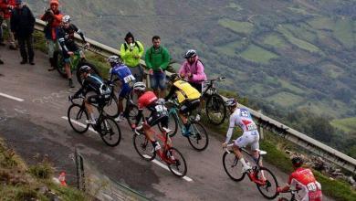 Subida a un puerto de montaña en la Vuelta a España