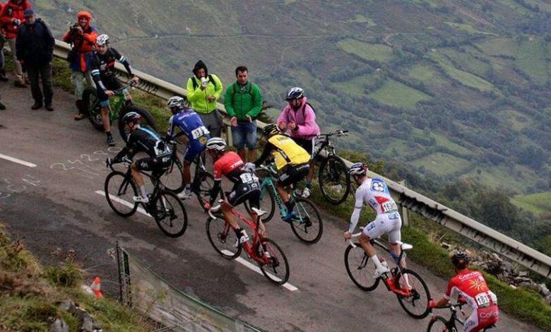 Ascent to a mountain pass on the Vuelta a España