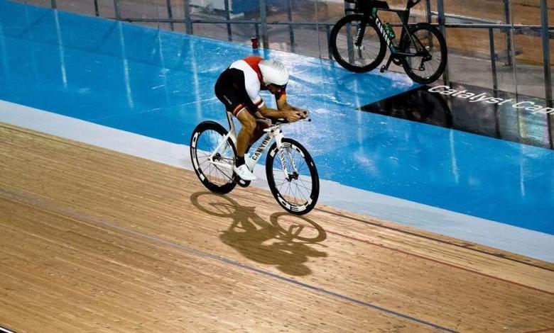 Lionel Sanders entrenando en el velódromo