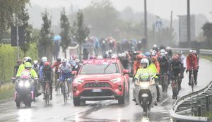 Bild des Pelotons vor dem Schneiden der 19. Etappe des Giro d'Italia
