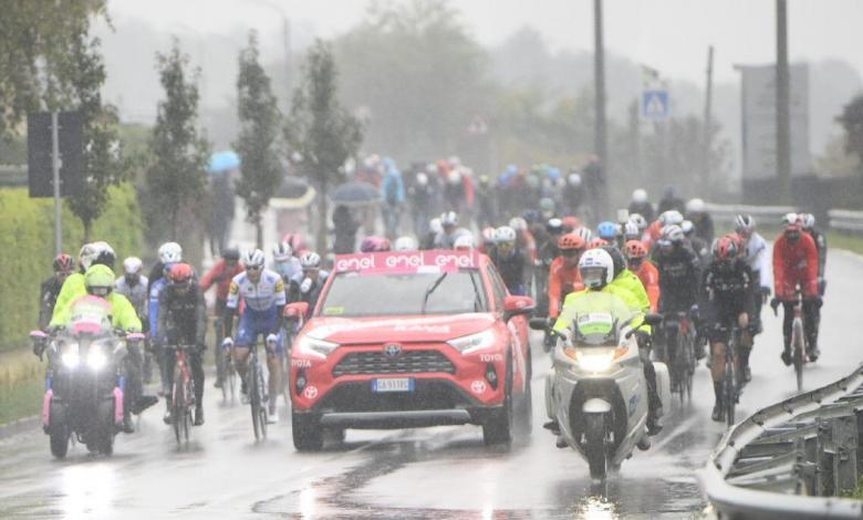 image of the peloton before cutting stage 19 of the Giro d'Italia