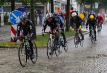 Ciclistas rodando con lluvia