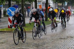 Ciclistas andando na chuva
