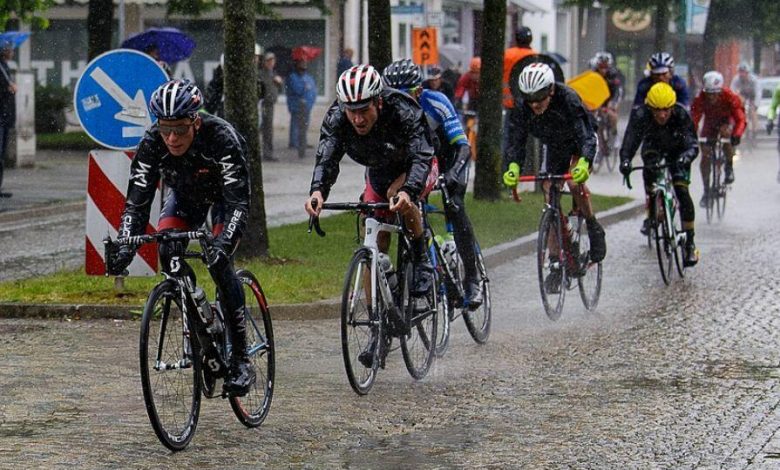 Ciclistas andando na chuva