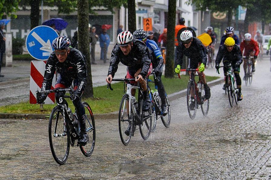 Ciclistas rodando con lluvia