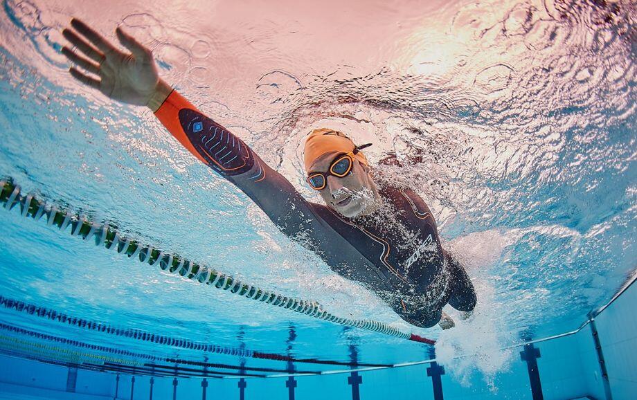 Nageur avec combinaison zone3 dans la piscine