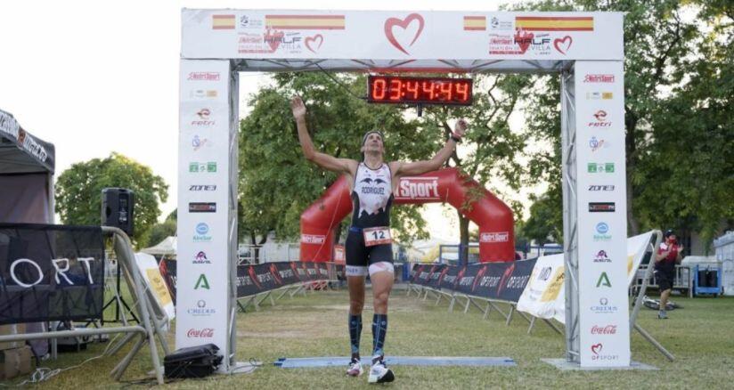 Gustavo Rodriguez ganando el Half de Sevilla 2020