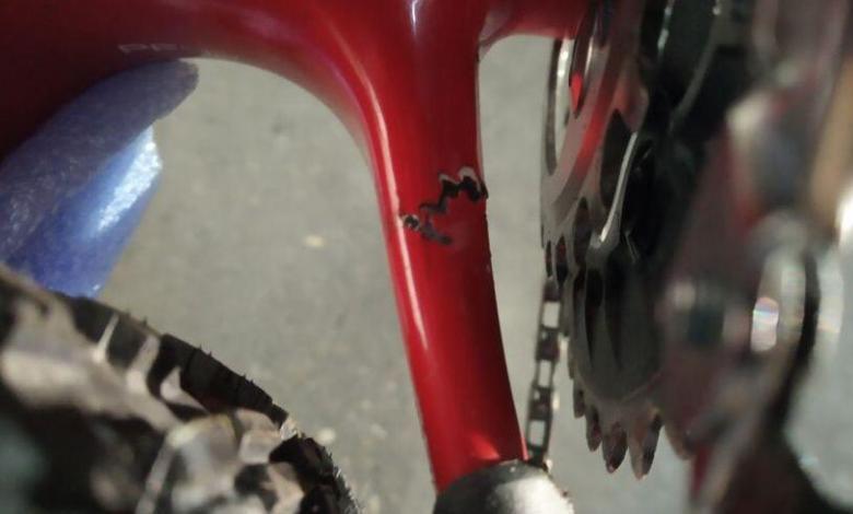 foto de la fisura del cuadro de la bicicleta