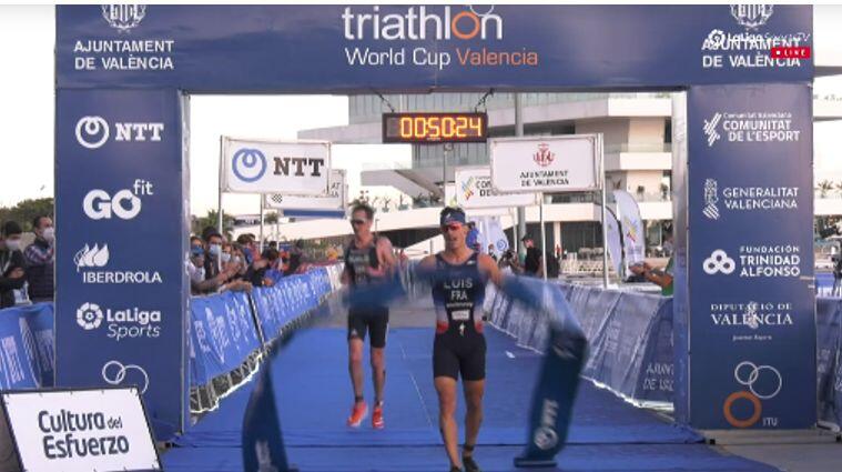 Vicent Luis vencendo a copa do mundo de triatlo de Valência