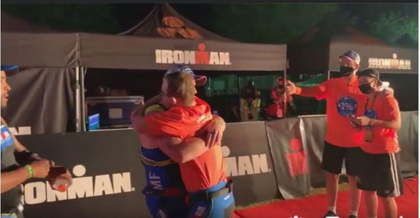 Chris Nikics Umarmung mit seinem Guide am Ende von IRONMAN Florida