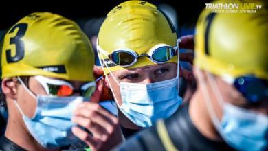 Triathlètes avec masques faciaux avant une compétition