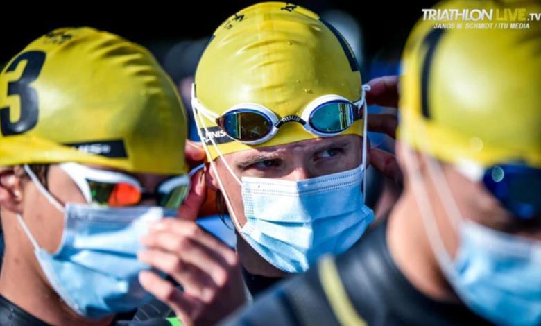 Triathlètes avec masques faciaux avant une compétition