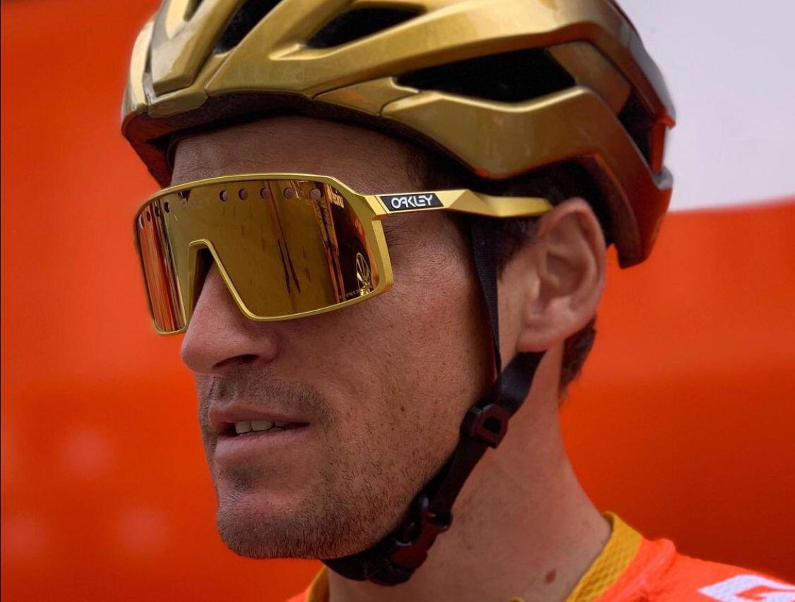 Las gafas de ciclismo ¿por dentro o fuera de las cintas del casco?