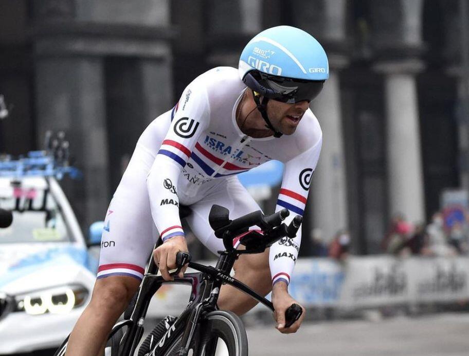 Alex Dowsett compitinedo en una crono