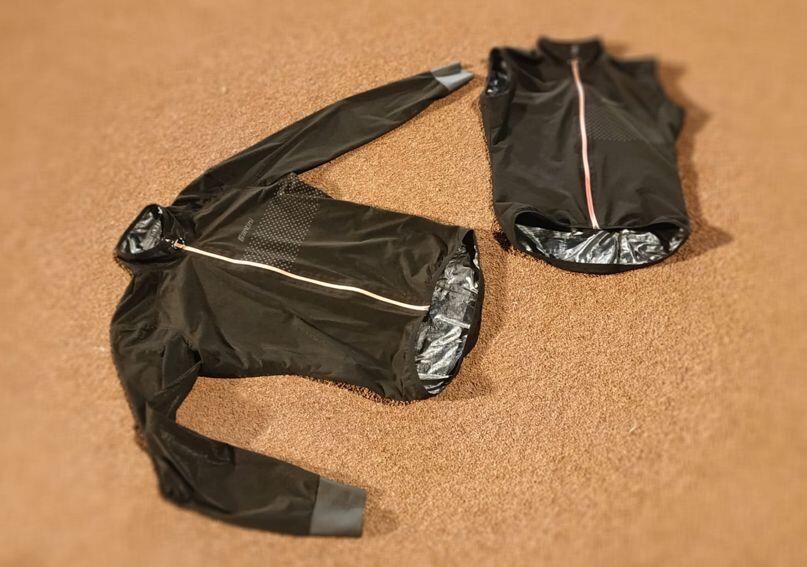 Test Chaqueta Guard Nimbus de Santini - Artículos Material deportivo Foto chaqueta y chaleco donde se muestra el material interior que aísla nuestro cuerpo manteniendo nuestra temperatura interna