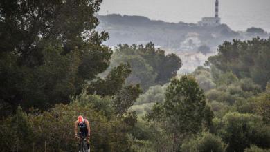 Segmento ciclista con el faro de Portocolom al fondo