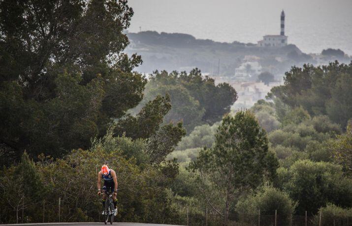 Segment cycliste avec le phare de Portocolom en arrière-plan