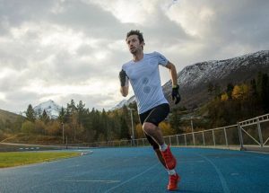 Kilian Jornet entrenando en pista para su reto