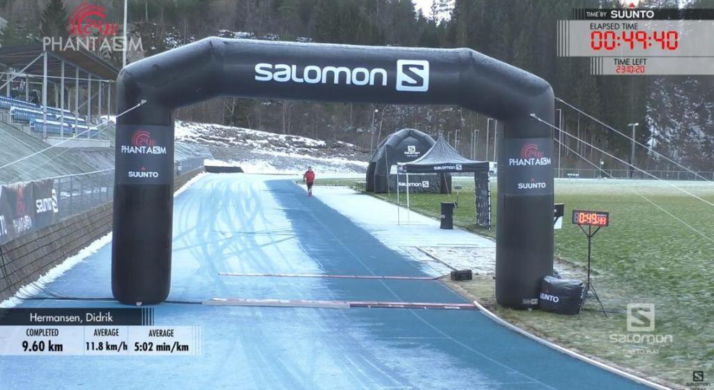 Kilian Jornet intentando batir el récord de 24 horas corriendo