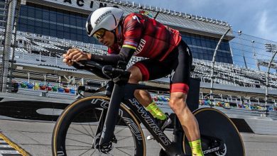 Javier Gómez Noya sobre la bici en el circuito de Challenge Daytona