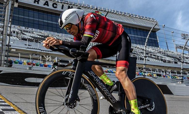 Javier Gómez Noya auf dem Motorrad auf der Challenge Daytona Rennstrecke