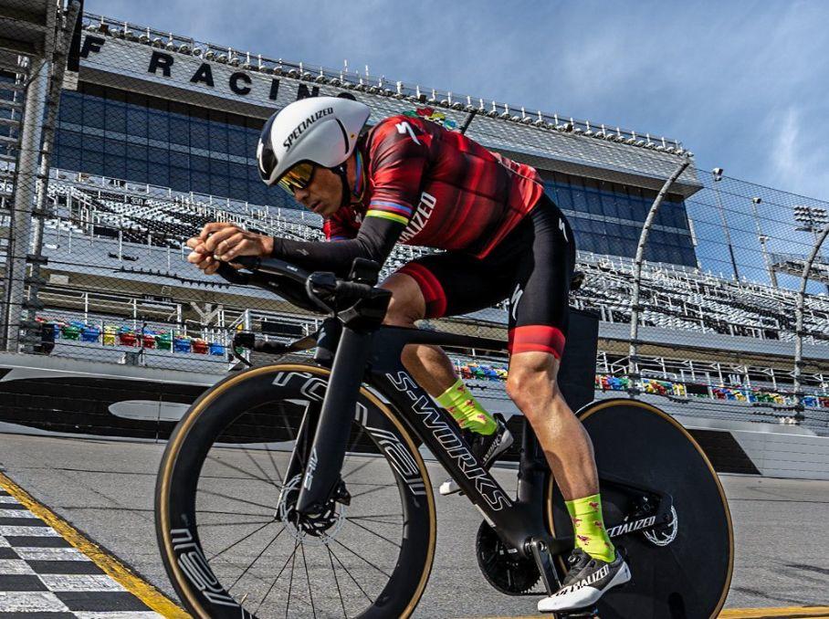 Javier Gómez Noya sobre la bici en el circuito de Challenge Daytona