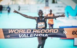 Kibiwott Kandie bricht den Weltrekord im Halbmarathon in Valencia