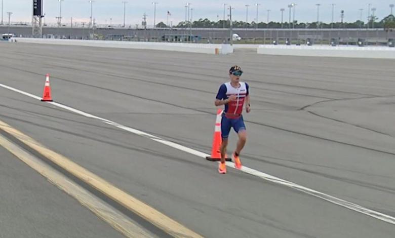 Gustav Iden liderando la carrera a pie del Challenge Daytona