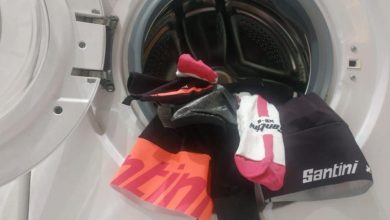 Roupas de bicicleta na máquina de lavar