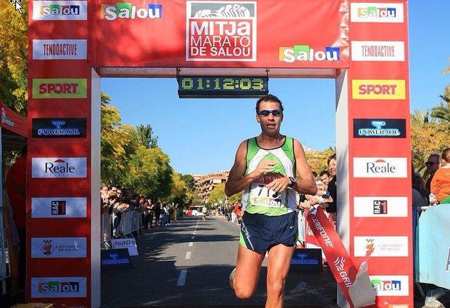 Juanan entrando en meta en la media maratón de Salou
