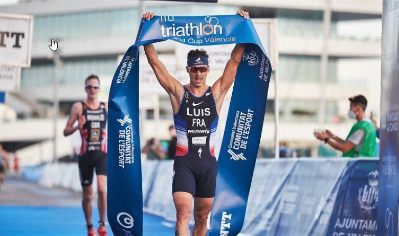 Vicent Luis ganando Copa Mundo Triatlón Valencia