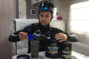 Atleta tomando productos de nutrición