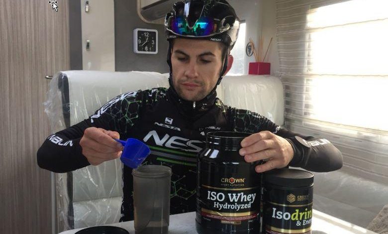 Atleta tomando produtos nutricionais