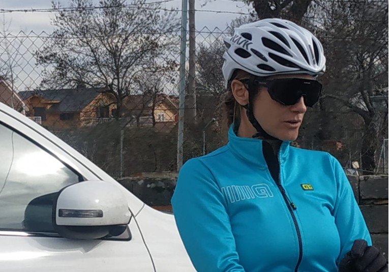 Elena Rodríguez con equipación ciclista