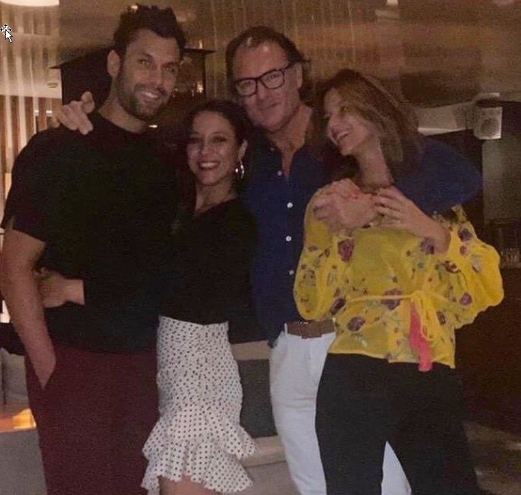 Elena Rodriguez con familia y amigos